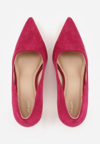 Renee - Fuksjowe Szpilki VICES o Klasycznym Fasonie z Imitacji Zamszu Arriely. Kolor: różowy. Materiał: zamsz. Obcas: na szpilce. Styl: klasyczny #5