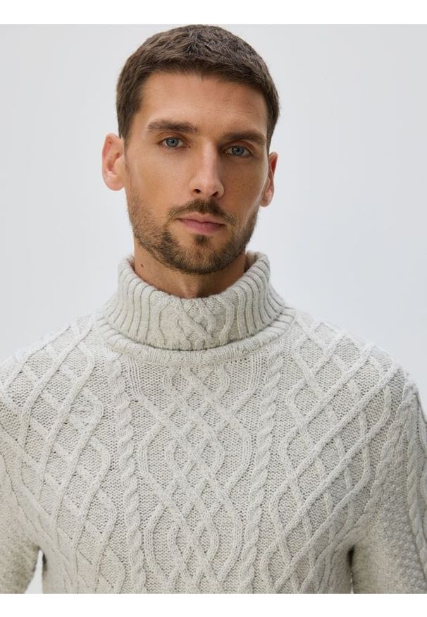 Reserved - Strukturalny sweter z golfem - jasnoszary. Typ kołnierza: golf. Kolor: szary. Materiał: dzianina, bawełna