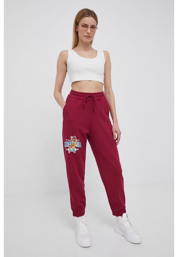 adidas Originals spodnie bawełniane Trefoil Moments damskie kolor fioletowy z aplikacją. Stan: podwyższony. Kolor: fioletowy. Materiał: bawełna. Wzór: aplikacja