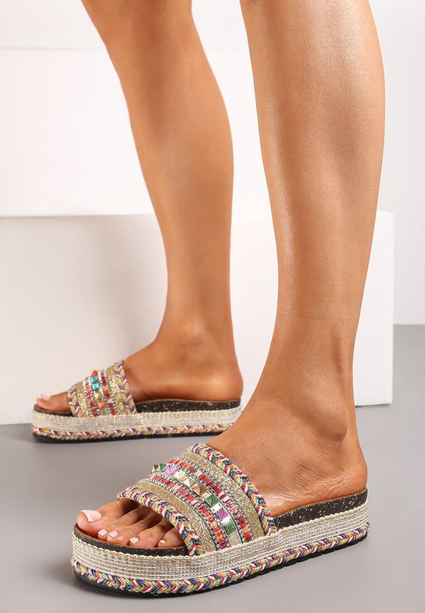 Renee - Beżowe Klapki Boho na Platformie z Plecionką i Szerokim Paskiem z Koralikami Gitasta. Nosek buta: otwarty. Kolor: beżowy. Materiał: materiał. Sezon: lato. Obcas: na platformie. Styl: boho. Wysokość obcasa: niski