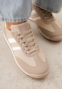 Renee - Ciemnobeżowe Sneakersy Ozdobione Dwoma Paskami Lannatea. Okazja: na co dzień. Zapięcie: pasek. Kolor: beżowy. Wzór: aplikacja #5
