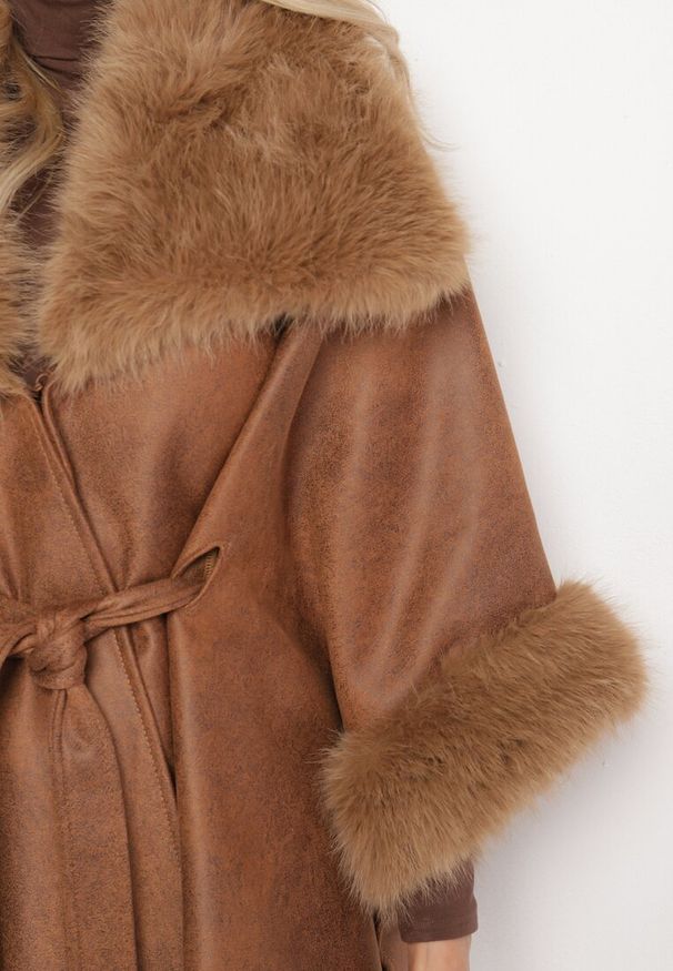 Born2be - Brązowy Płaszcz z Wiązaniem w Pasie i Futerkiem Ozdobiony Wycięciami po Bookach Sartellia. Kolor: brązowy. Materiał: futro. Długość rękawa: długi rękaw. Długość: długie. Wzór: aplikacja. Styl: elegancki, klasyczny, wizytowy