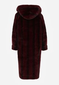 Born2be - Bordowy Płaszcz Futerko w Pionowy Wzór z Kapturem Cahroris. Typ kołnierza: kaptur. Kolor: czerwony. Materiał: futro. Styl: klasyczny, elegancki #2