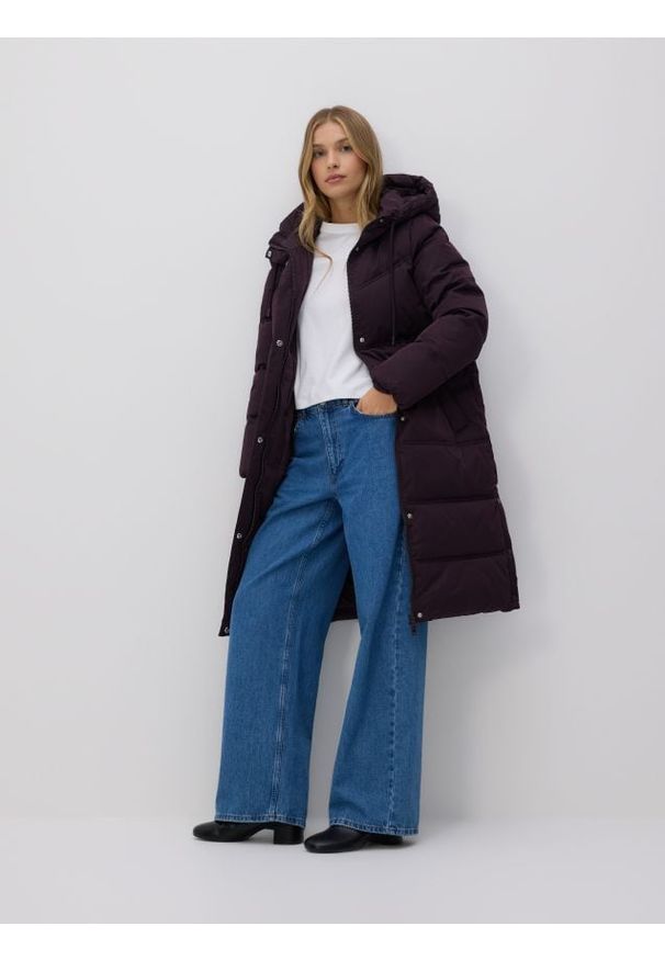 Reserved - Długa kurtka z kapturem - fioletowy. Typ kołnierza: kaptur. Kolor: fioletowy. Materiał: tkanina. Długość: długie