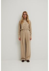 Marsala - Eleganckie spodnie z zakładkami w kolorze STONE BEIGE - DERRY-L/XL. Okazja: na co dzień. Materiał: guma, materiał. Wzór: gładki. Styl: elegancki