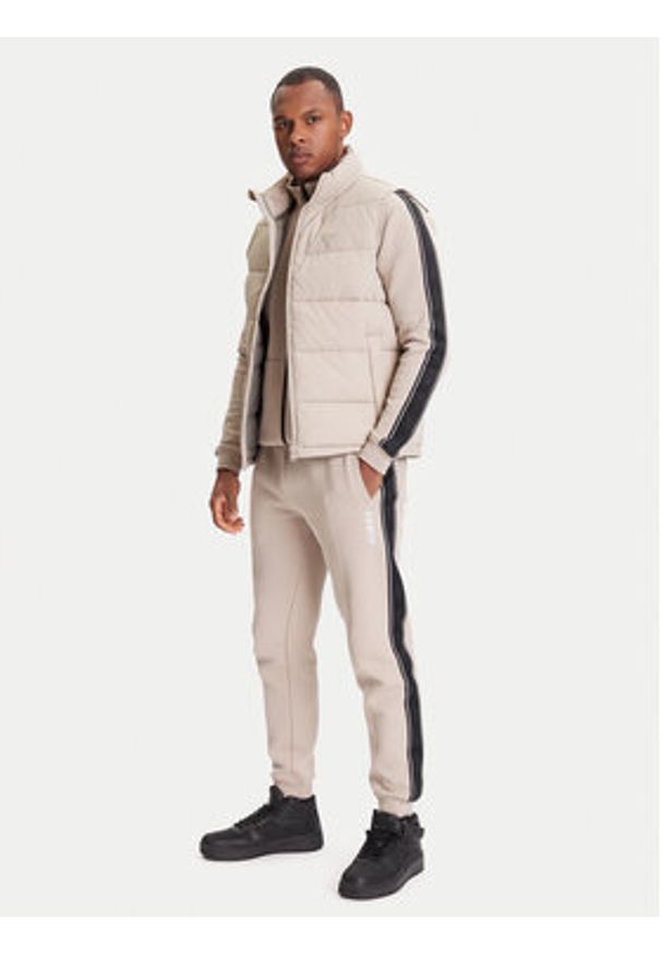 Guess Bezrękawnik Z5YL08 WGTN0 Beżowy Regular Fit. Kolor: beżowy. Materiał: syntetyk. Długość rękawa: bez rękawów