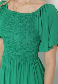 Born2be - Zielona Bawełniana Sukienka Hiszpanka z Marszczoną Górą o Rozkloszowanym Fasonie Lulvia. Typ kołnierza: dekolt hiszpanka. Kolor: zielony. Materiał: bawełna. Typ sukienki: rozkloszowane #4