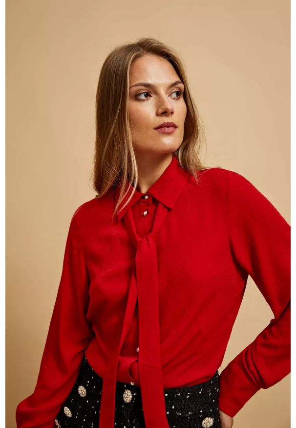 MOODO - Koszula z wiązanym dekoltem czerwona. Kolor: czerwony. Materiał: wiskoza