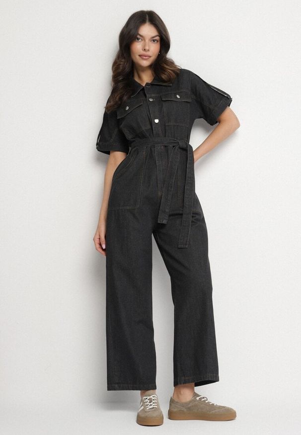 Born2be - Czarny Jeansowy Kombinezon z Wiązaniem w Talii i Szerokimi Nogawkami Xenadea. Kolor: czarny. Materiał: jeans. Styl: klasyczny, elegancki