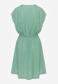 Renee - Zielona Rozkloszowana Sukienka Retro z Wiskozy w Groszki Tetia. Kolor: zielony. Materiał: wiskoza. Długość rękawa: krótki rękaw. Wzór: grochy. Typ sukienki: rozkloszowane. Styl: retro #5