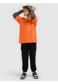 4f - 4F T-shirt loose z nadrukiem chłopięcy - pomarańczowy 122 (6-7 lat). Okazja: na co dzień, na uczelnię. Kolor: pomarańczowy. Materiał: dzianina, bawełna, materiał. Wzór: nadruk. Sezon: lato. Styl: klasyczny, casual #1