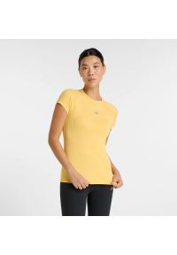 Koszulka damska New Balance WT51223CEE – żółta. Kolor: żółty. Materiał: poliester, materiał, tkanina