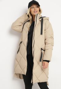 Born2be - Ciemnobeżowa Kurtka z Kapturem i Kieszeniami w Kraciaste Pikowane Przeszycia Ettaline. Okazja: na co dzień. Typ kołnierza: kaptur. Kolor: beżowy. Materiał: jeans. Styl: elegancki, klasyczny, casual, sportowy #5