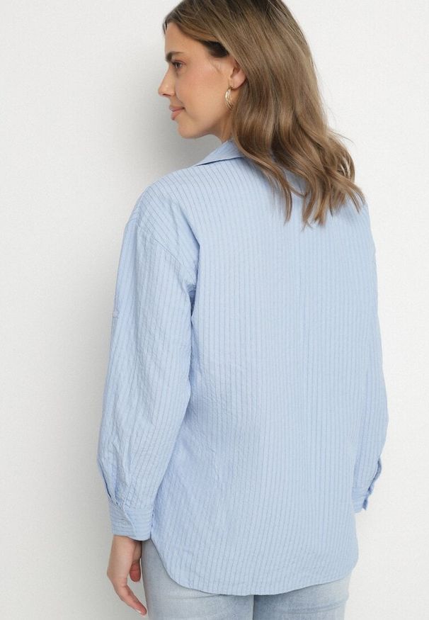 Born2be - Jasnoniebieska Koszula Bawełniana w Delikatne Prążki Lissse. Okazja: na co dzień, na spotkanie biznesowe. Typ kołnierza: kołnierzyk klasyczny. Kolor: niebieski. Materiał: bawełna. Długość rękawa: długi rękaw. Długość: długie. Wzór: prążki. Styl: klasyczny, casual, biznesowy