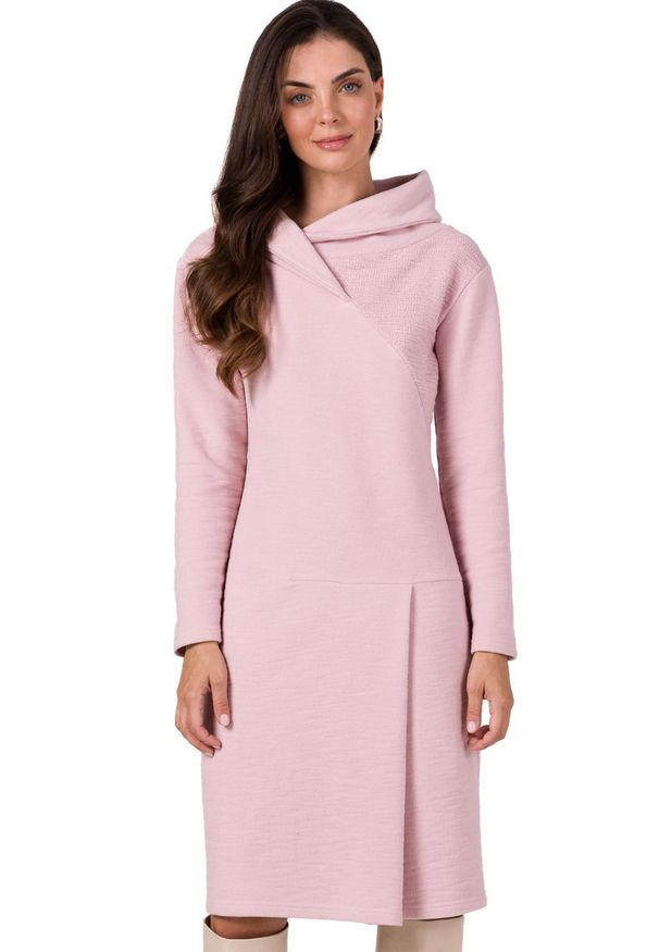 BeWear - Dzianinowa sukienka z wysokim kołnierzem bawełniana różowa. Kolor: szary, różowy. Materiał: bawełna, dzianina. Sezon: zima, jesień. Typ sukienki: sportowe, proste. Styl: sportowy