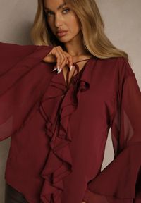 Renee - Bordowa Rustykalna Bluzka Zdobiona Falbankami i Wiązaniem przy Dekolcie Nerianna. Okazja: na co dzień. Typ kołnierza: kołnierz z falbankami. Kolor: czerwony. Materiał: tkanina. Wzór: aplikacja. Styl: casual #5