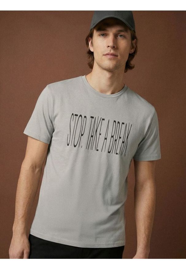 Sinsay - Bawełniana koszulka z napisem - szary. Kolor: szary. Materiał: bawełna. Wzór: napisy