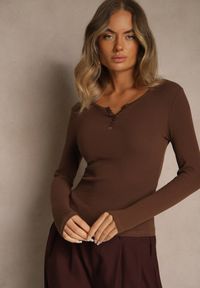 Renee - Brązowa Bawełniana Bluzka Longsleeve z Prążkowanej Tkaniny z Guziczkami Amandria. Okazja: na co dzień. Kolor: brązowy. Materiał: tkanina, prążkowany, bawełna. Długość rękawa: długi rękaw. Styl: casual #5