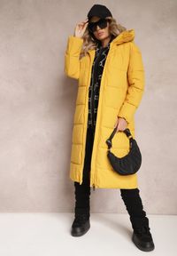 Renee - Żółta Długa Kurtka Płaszcz z Pikowaniem oraz Kapturem Madirre. Okazja: na co dzień. Kolor: żółty. Materiał: jeans, tkanina. Długość: długie. Sezon: zima. Styl: casual, elegancki