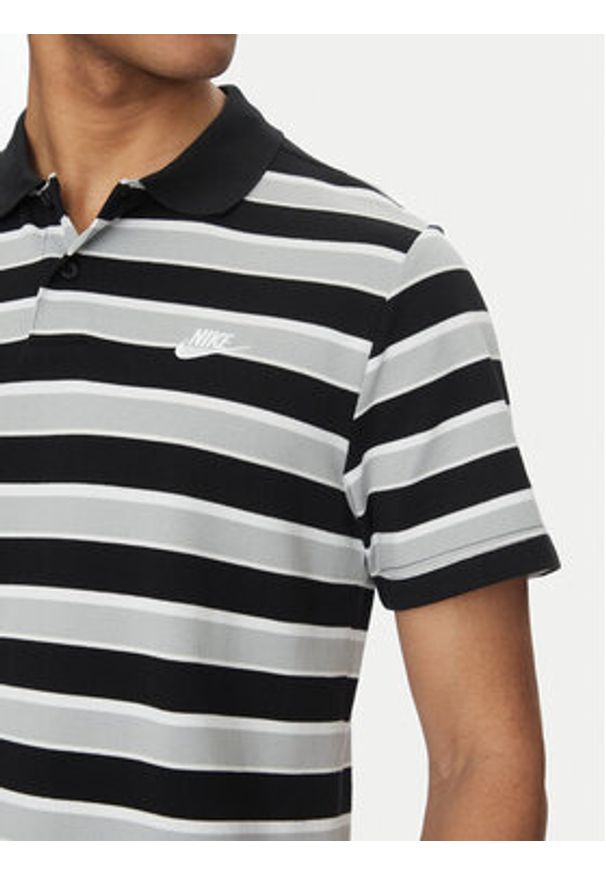 Nike Polo FN3896 Kolorowy Regular Fit. Typ kołnierza: polo. Materiał: bawełna. Wzór: kolorowy