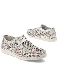 Półbuty damskie Artiker, cholewka ze skóry naturalnej licowej z ażurowymi wycięciami i nadrukiem na płaskiej podeszwie, białe, 58C0710. Okazja: na co dzień, na spacer. Zapięcie: sznurówki. Kolor: biały. Szerokość cholewki: normalna. Wzór: nadruk, ażurowy. Materiał: skóra. Sezon: wiosna, lato. Obcas: na płaskiej podeszwie. Styl: casual #7