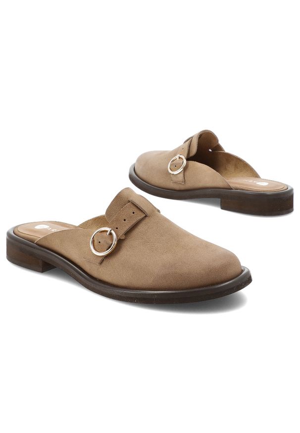 Klapki damskie Armodo, skórzane typu mule z zabudowanym noskiem i ozdobnym paskiem z klamrą osadzone na niskim obcasie, beżowe, 1720. Okazja: na co dzień. Kolor: beżowy. Materiał: skóra. Sezon: wiosna, lato. Obcas: na obcasie. Styl: casual, elegancki, klasyczny. Wysokość obcasa: niski