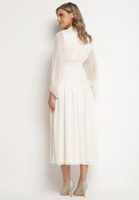 Born2be - Jasnobeżowa Długa Sukienka Koktajlowa w Stylu Retro z Plisami i Stójką Leowia. Typ kołnierza: kołnierzyk stójkowy. Kolor: beżowy. Styl: wizytowy, retro. Długość: maxi #3