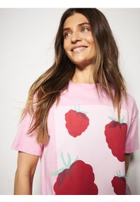 Reserved - T-shirt z nadrukiem - pastelowy róż. Kolor: różowy. Materiał: dzianina, bawełna. Wzór: nadruk #1