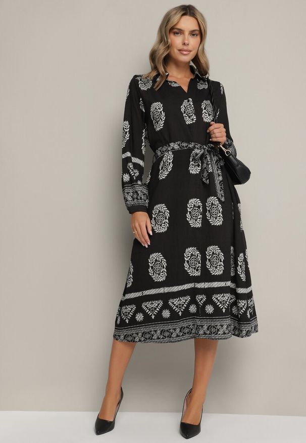 Born2be - Czarna Koszulowa Sukienka Ozdobiona Ornamentalnym Wzorem z Wiązanym Paskiem Roriola. Okazja: na co dzień, do pracy. Kolor: czarny. Materiał: skóra, wiskoza, tkanina. Wzór: aplikacja. Typ sukienki: koszulowe. Styl: klasyczny, casual, elegancki