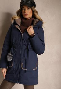 Renee - Granatowa Kurtka Parka ze Ściągaczami w Talii i Kapturem Zdobiona Zawieszką Zeriena. Okazja: na co dzień. Kolor: niebieski. Materiał: jeans. Długość rękawa: długi rękaw. Długość: długie. Wzór: aplikacja. Styl: elegancki, casual