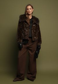 Born2be - Brązowa Panterkowa Kurtka Futerko o Krótkim Kroju z Ozdobnymi Zapięciami Otiluna. Okazja: na co dzień. Kolor: brązowy. Materiał: futro. Długość: krótkie. Wzór: motyw zwierzęcy. Styl: casual #3