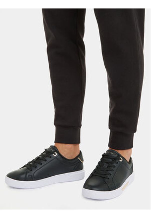 TOMMY HILFIGER - Tommy Hilfiger Sneakersy Chic Hw Court Sneaker FW0FW07813 Czarny. Kolor: czarny. Materiał: skóra