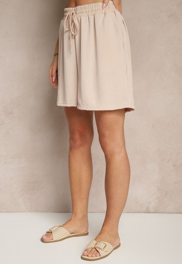 Renee - Beżowe Szorty z Wiskozą High Waist Puvione. Okazja: na co dzień. Stan: podwyższony. Kolor: beżowy. Materiał: wiskoza. Styl: casual