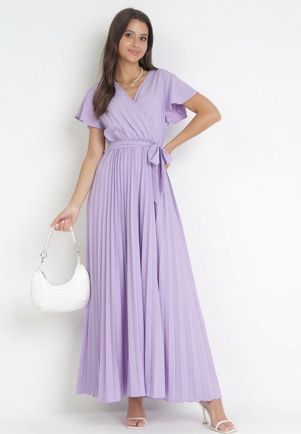 Born2be - Fioletowa Elegancka Sukienka Maxi w Plisy z Kopertowym Dekoltem i Wiązaniem Thessi. Kolor: fioletowy. Sezon: lato. Typ sukienki: kopertowe. Styl: elegancki. Długość: maxi