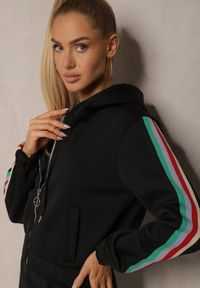 Renee - Czarny Komplet Dresowy z Kolorowym Lampasem Bluza z Kapturem i Spodnie Joggery Nevarielles. Kolor: czarny. Materiał: dresówka. Wzór: kolorowy