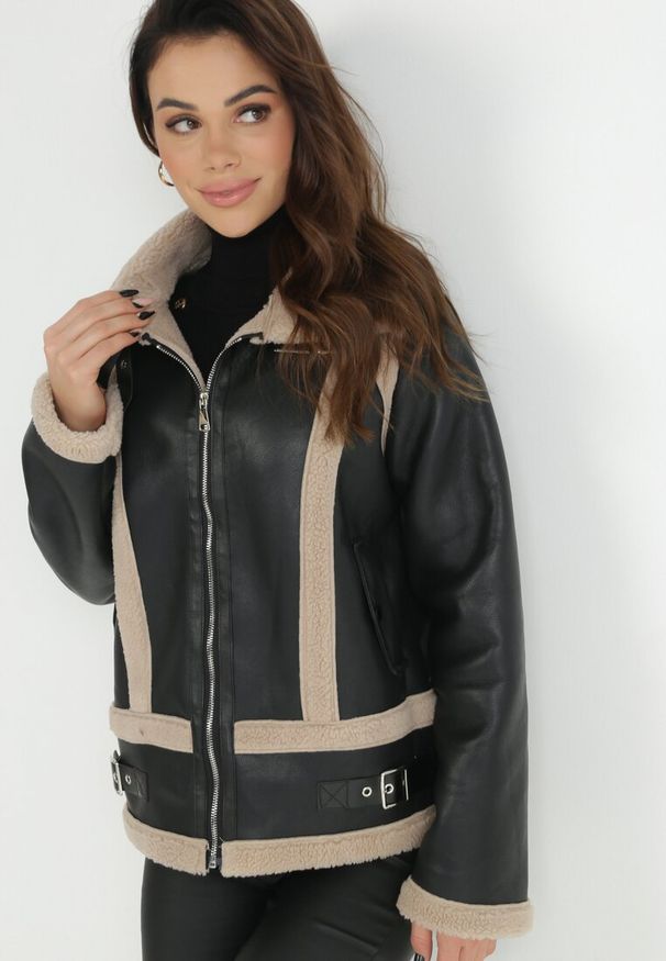Born2be - Czarna Kurtka Biker z Imitacji Skóry i Kożuszkiem Venso. Kolor: czarny. Materiał: skóra. Wzór: paski, aplikacja