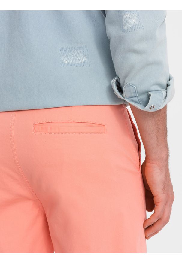 Ombre Clothing - Szorty męskie chinosy z kontrastowym podwinięciem – łososiowe V9 - Rozmiar: XL. Okazja: na imprezę, do pracy, na co dzień. Kolor: pomarańczowy. Materiał: tkanina, elastan, bawełna. Długość: krótkie. Wzór: kolorowy. Sezon: lato. Styl: wakacyjny, casual