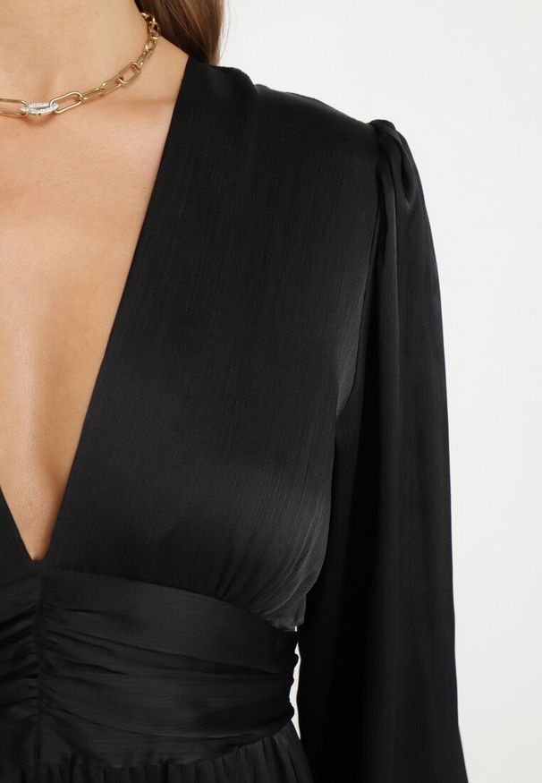 Born2be - Czarna Maxi Rozkloszowana Sukienka z Gładkiej Tkaniny z Kopertowym Dekoltem i Luźnymi Rękawami Smruti. Kolor: czarny. Materiał: tkanina. Wzór: gładki. Typ sukienki: kopertowe. Długość: maxi