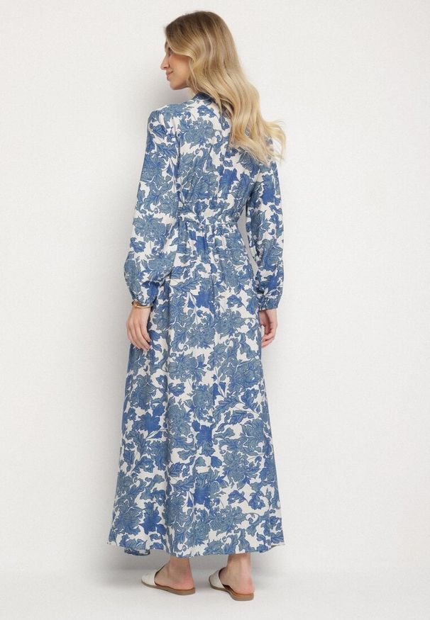 Born2be - Niebieska Rozkloszowana Sukienka z Wiskozą w Kwiatowy Wzór Filirelle. Typ kołnierza: dekolt w serek. Kolor: niebieski. Materiał: wiskoza. Długość rękawa: długi rękaw. Wzór: kwiaty. Styl: elegancki, klasyczny