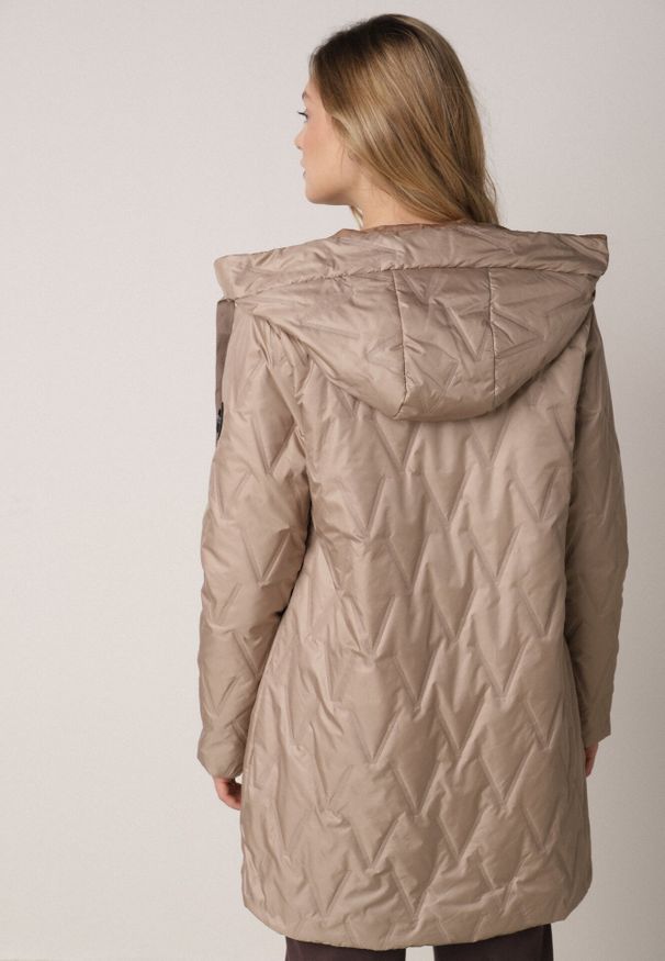 Born2be - Brązowa Pikowana Kurtka Przejściowa Parka z Kapturem o Długim Kroju z Ozdobą Isaline. Okazja: na co dzień. Typ kołnierza: kaptur. Kolor: brązowy. Materiał: poliester, dresówka. Długość: długie. Wzór: aplikacja. Styl: casual, klasyczny