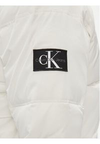 Calvin Klein Jeans Kurtka zimowa J30J324064 Biały Relaxed Fit. Kolor: biały. Materiał: syntetyk. Sezon: zima