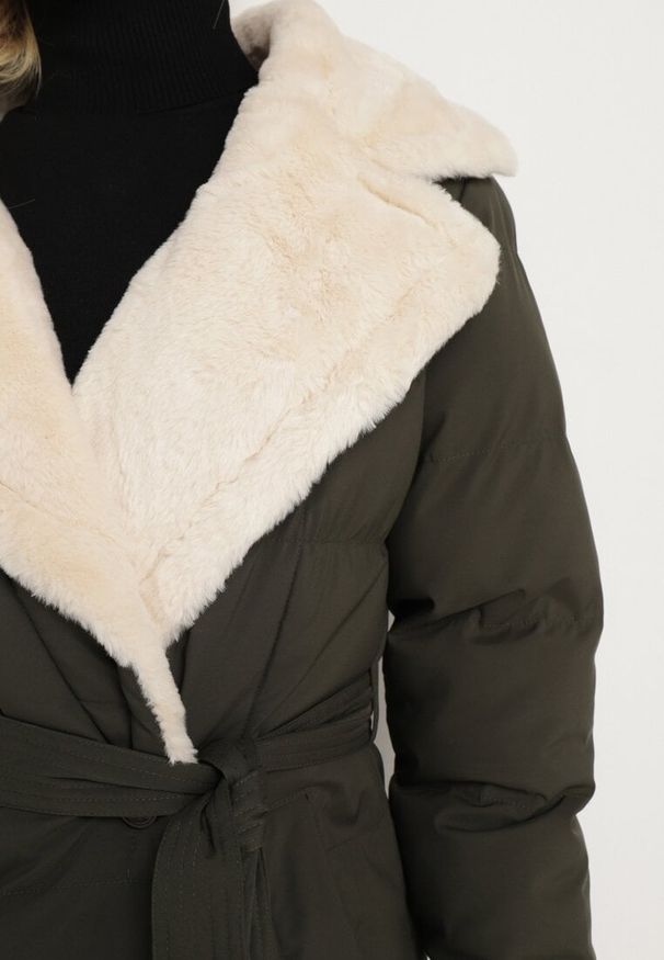 Born2be - Ciemnozielona Pikowana Kurtka o Dwurzędowym Kroju z Paskiem i Futrzanym Kołnierzem Miriena. Okazja: na co dzień, na imprezę. Kolor: zielony. Materiał: futro. Długość rękawa: długi rękaw. Długość: długie. Wzór: aplikacja. Styl: casual, elegancki