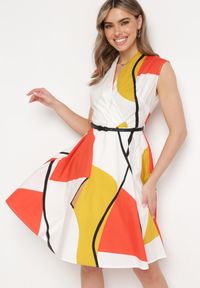 Born2be - Beżowo-Żółta Bawełniana Sukienka z Kopertowym Dekoltem o Rozkloszowanym Kroju z Paskiem z Ekoskóry Avelona. Typ kołnierza: dekolt kopertowy. Kolor: beżowy. Materiał: bawełna. Długość rękawa: krótki rękaw. Typ sukienki: kopertowe #1