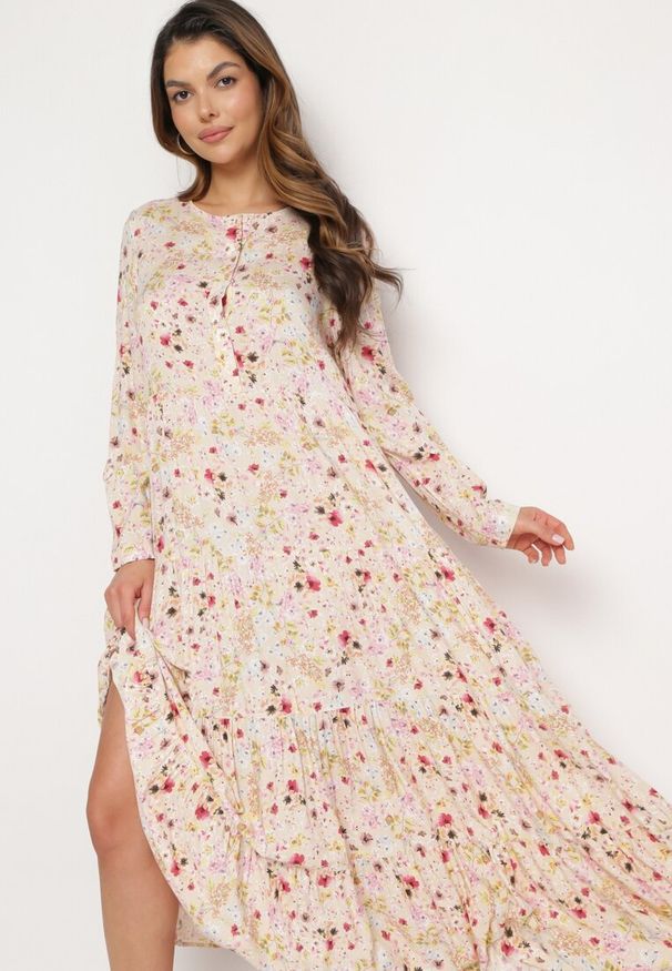 Born2be - Jasnobeżowa Sukienka Phoebamia. Kolor: beżowy. Materiał: zamsz. Wzór: kwiaty, aplikacja. Styl: klasyczny. Długość: maxi