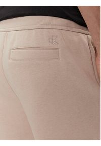 Calvin Klein Jeans Spodnie dresowe Monologo J30J324685 Beżowy Regular Fit. Kolor: beżowy. Materiał: bawełna, dresówka, syntetyk #3