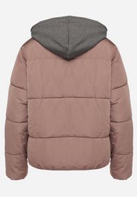 Born2be - Fioletowa Kurtka Ozdobiona Pikowaniem z Odpinanym Kapturem Miariana. Okazja: na co dzień. Kolor: różowy. Materiał: jeans. Długość rękawa: długi rękaw. Długość: długie. Wzór: aplikacja. Styl: casual, elegancki #6