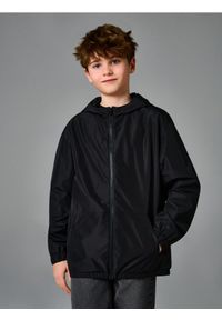 Sinsay - Lekka kurtka wiatrówka z kapturem - czarny. Typ kołnierza: kaptur. Kolor: czarny #1