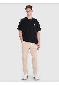 4f - 4F Spodnie dresowe męskie - beżowe XL. Kolor: beżowy. Materiał: dresówka. Wzór: gładki, ze splotem. Sport: fitness #1