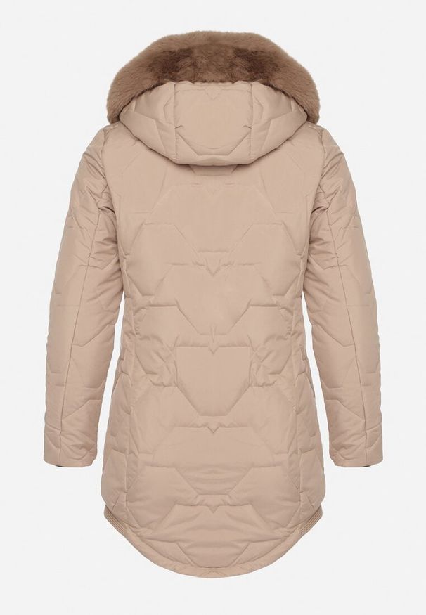 Born2be - Beżowa Klasyczna Kurtka z Pikowanymi Przeszyciami i Kapturem z Futerkiem Raffisa. Okazja: na co dzień. Kolekcja: plus size. Kolor: beżowy. Materiał: futro. Styl: klasyczny
