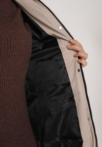 Born2be - Beżowa Pikowana Kurtka z Kapturem z Futrem i Wiązanym Paskiem Mevinatia. Okazja: na co dzień. Typ kołnierza: kaptur. Kolekcja: plus size. Kolor: beżowy. Materiał: futro. Styl: casual, klasyczny #5